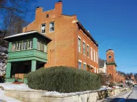 Convenient & Spacious Downtown - Private Parking Included Hotels in Galena