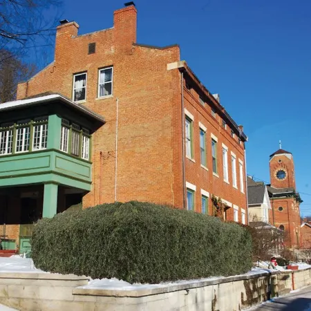 Convenient & Spacious Downtown - Private Parking Included