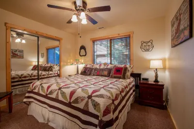 Cozy 3-bedroom cabin with indoor fireplace minutes from the slopes