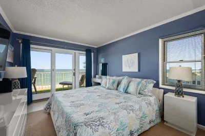 Beautiful Pup-Friendly Beachfront - Top Floor End Unit with Spectacular Views! Hoteles cerca de The Cottage Shop