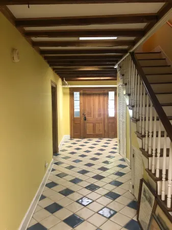 Enderly - c1859 - English Basement Apartment Отели рядом с достопримечательностью «Heartwood Books»