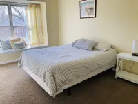 Sleeps 18 w/ Indoor Basketball Pickleball  Court,2-Heated Pools & Hot Tub! Hotel dekat Roxie's Manhattan