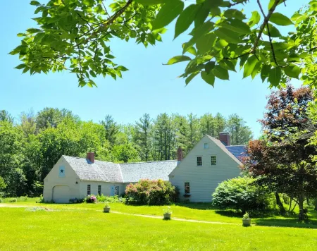 Centrally located MidCoast country farmhouse suite, just 20 minutes to Route 1!