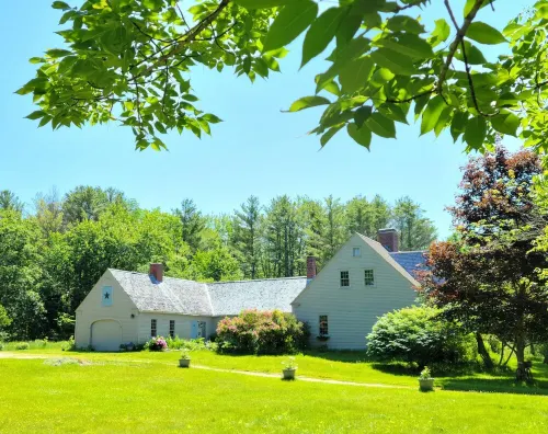 Centrally located MidCoast country farmhouse suite, just 20 minutes to Route 1!