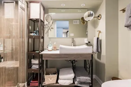 High tech 1BR Condo with Basement Lounge Отели в г. Уилмингтон