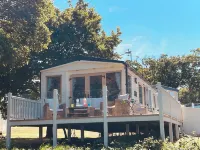 Paws a While! caravan with uninterrupted views of Solent and direct beach access
