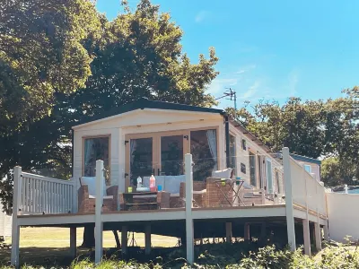 Paws a While! caravan with uninterrupted views of Solent and direct beach access Hotel a 