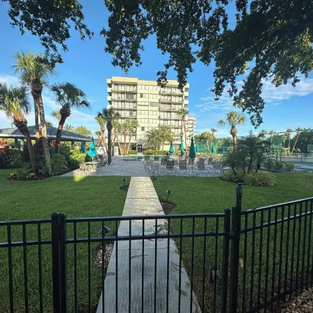 Luxury condo steps away from Siesta Key public beach