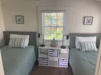 ENCHANTING SEASIDE COTTAGE, STEPS TO THE BEACH!