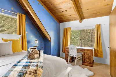 ✥ Beautiful Forest, Family Friendly cabin, Lake Access , Pets Welcome ✥ Hotel in zona Lake Arrowhead Branch Library