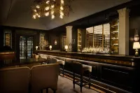The Queens Hotel - بار