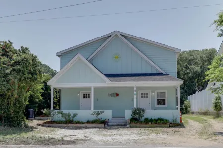 Adorable Chesapeake Bay Beach Cottage A Just 1 Block from the Sand! Отели рядом с достопримечательностью «Парк штата Ферст Ландинг»