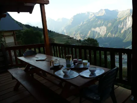 In CHALET PRIVÉ Mon RÊVE appart 6/8 p domaine de l'Alpe d'Huez. Отели в г. Виллар-Рекюла