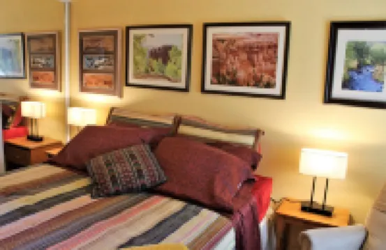 for animal lovers - cute, little Bunkhouse attached to the horse barn