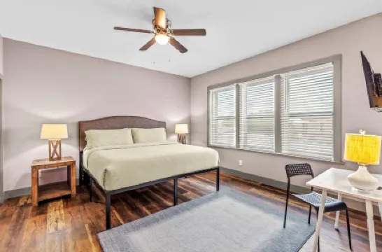 Spacious 2 BR★Sleep 4★Central Location★Parking Отели рядом с достопримечательностью «Юго-Запад Сити Дог Парк»