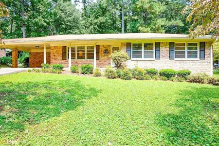 14 Guest Retreat Near ATL W/ Wet Sauna, Backyard and Deck