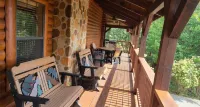 Fall Savings! Amazing 4Br Cabin -HT, Fire Pit & Game Room-10 Mins from PF