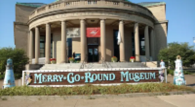 Hurry WE'Re Filling Fast! Downtown Short Walk to Food Bars & Ferrys.  Sleeps 18!