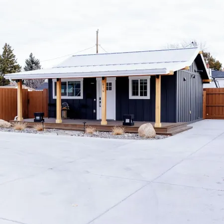 The Black Bird Bungalow -Charming Modern-Vintage Flair - Spa & Fireside