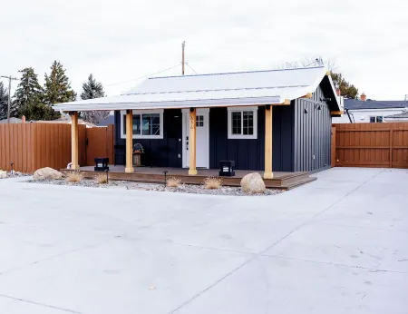 The Black Bird Bungalow -Charming Modern-Vintage Flair - Spa & Fireside