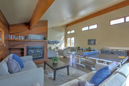 Newly Remodeled Condo Near Slopes, Access to Pool/Hot Tub, 5 Min to Town, Grill!