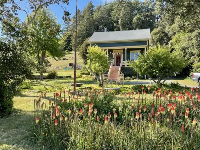 Duncans Mills historic beauty with vast valley views & hot tub - pets ok! Hotels in der Nähe von Northwood Golf Club