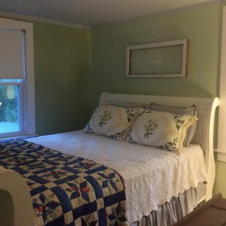 Robena's Place; Just 7 miles to Biltmore House or Downtown Asheville. Отели рядом с достопримечательностью «Chatlos Memorial Chapel»