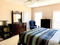 Lake Front Home. 3 Large Living Spaces. Screened Porches. Pet Friendly. Hotels in Gumlog