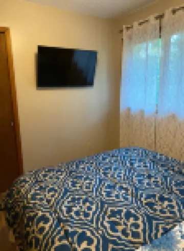Beautiful Bi-level. Game room with pool table, 5 UHDTVs, WiFi. Central heat/air.