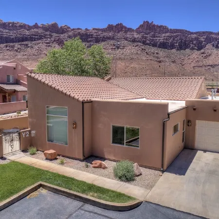 Quiet & Spacious Rim Village Townhome, Views, 2 King Beds, Community Pool/Spa