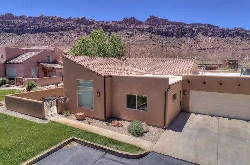 Quiet & Spacious Rim Village Townhome, Views, 2 King Beds, Community Pool/Spa