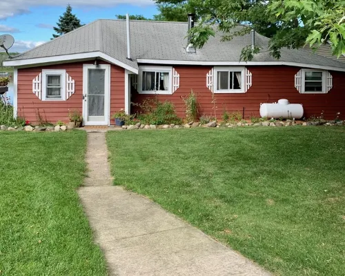 Charming Pratt Lake Lakefront 2BR Cottage Hotels in Gladwin County