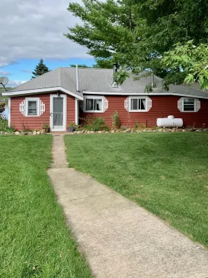 Charming Pratt Lake Lakefront 2BR Cottage