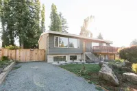 Modern Urban Tiny House w/ 2BR near Airport and Transportation-Private Setting