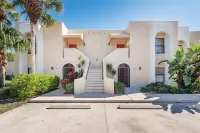 Condo 2 Bedrooms 2 Baths Pool 6 min to Beaches Downtown Restaurants Shopping
