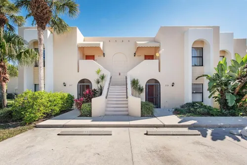 Condo 2 Bedrooms 2 Baths Pool 6 min to Beaches Downtown Restaurants Shopping