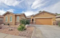 Walk to Caochella, Beautiful home on the golf course, Private pool, Sleeps 10