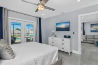 Sea Breeze Paradise - Walk to Vanderbilt Beach and Mercato, Heated Pool Home