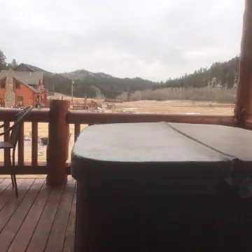 Escape into the countryside. Spacious log home.