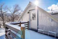 Historic Renovated Home Steps to dwtn & Hot Springs Pools, large deck, firepit