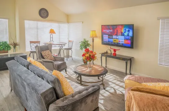 Entire house, pool, minutes to strip, Sleeps 10! Only 3 miles away from Strips