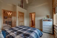 Spacious 4Br Cabin Near Zion · Stargazing Deck, Trails, Pool Table & Family Fun - balcony