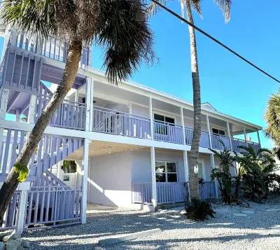 BEST LOCATION! NORTH END OF ANNA MARIA, FL STEPS TO BEACH & DINING - UPPER UNIT