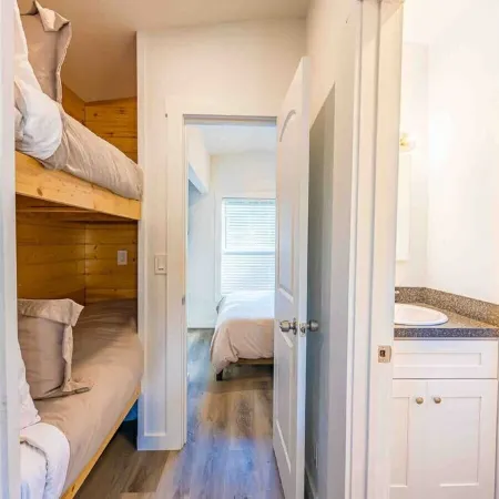 Rainforest Tiny Home Retreat: Woodsy