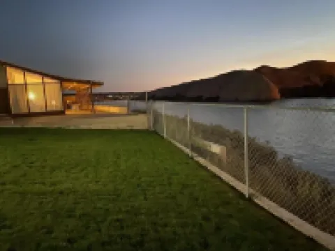 Riverfront house with casino view 布爾黑特市住宿飯店