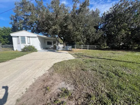 Charming 2-bedroom mobile home with WiFi and AC in Okeechobee