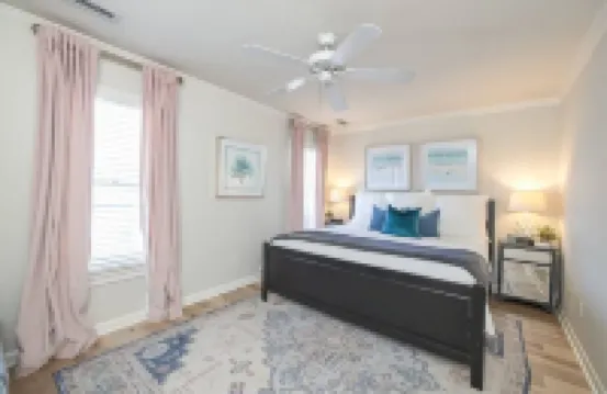 Memory Lane-Family Retreat- 1 Block From Ocean, King Bed, Parking For 4 Vehicles