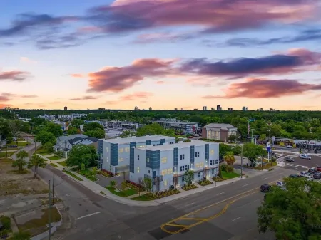 Tampa Townhouse, 4bd/3.5bth, Sleep 8. Located Minutes to Everything Tampa!