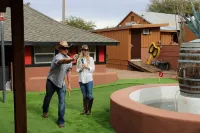 1 min walk to O.K. Corral & Allen St.  Perfect for families & dog friendly.