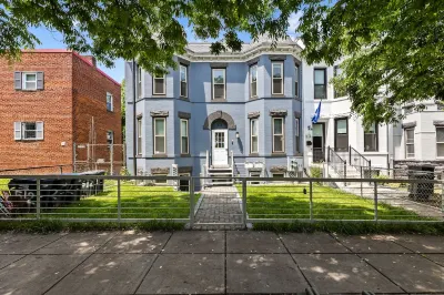 Unwind in Tranquility: Blocks from Capitol Hill and H Street Corridor Retreat Hotels in Capitol Hill